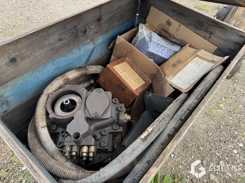 Lánctalpas kotró Volvo EC 480 EL: 8 kép. Lánctalpas kotró Volvo EC 480 EL: 8 kép.