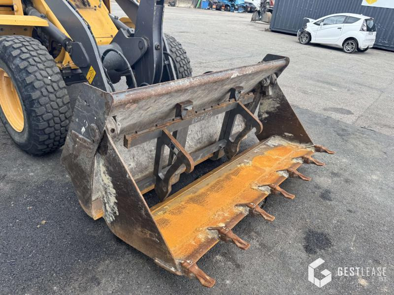 Volvo L30G - Gumikerekes homlokrakodó: 5 kép. Volvo L30G - Gumikerekes homlokrakodó: 5 kép.