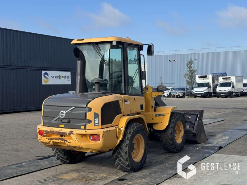 Volvo L30G - Gumikerekes homlokrakodó: 3 kép. Volvo L30G - Gumikerekes homlokrakodó: 3 kép.