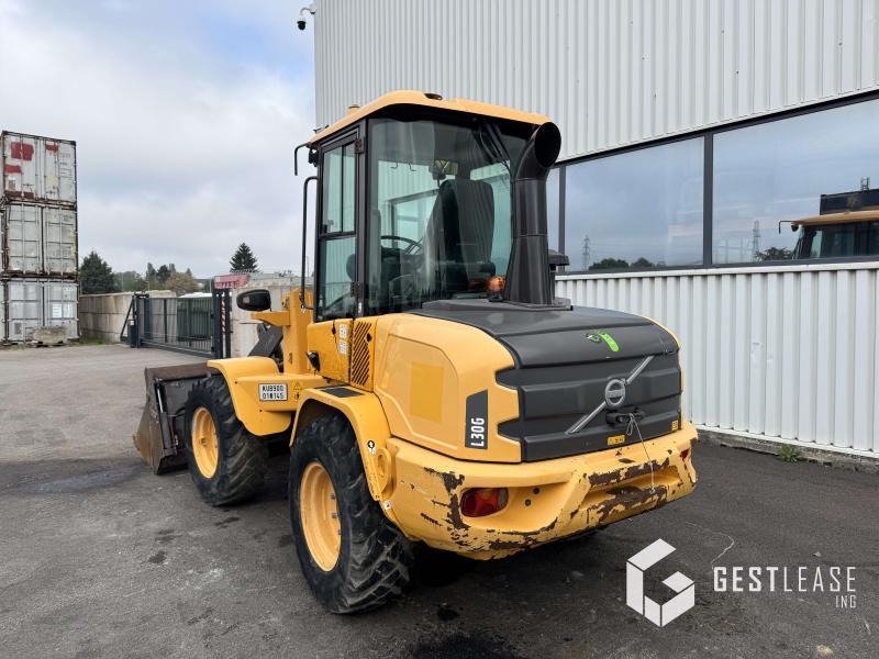 Volvo L30G - Gumikerekes homlokrakodó: 2 kép. Volvo L30G - Gumikerekes homlokrakodó: 2 kép.
