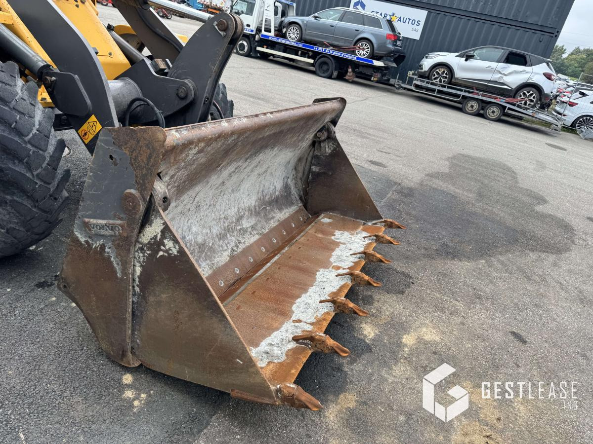 Volvo L30G - Gumikerekes homlokrakodó: 5 kép. Volvo L30G - Gumikerekes homlokrakodó: 5 kép.