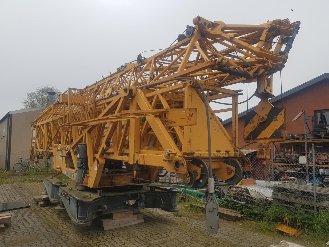 Liebherr 71K used 2007 - Toronydaru: 1 kép. Liebherr 71K used 2007 - Toronydaru: 1 kép.