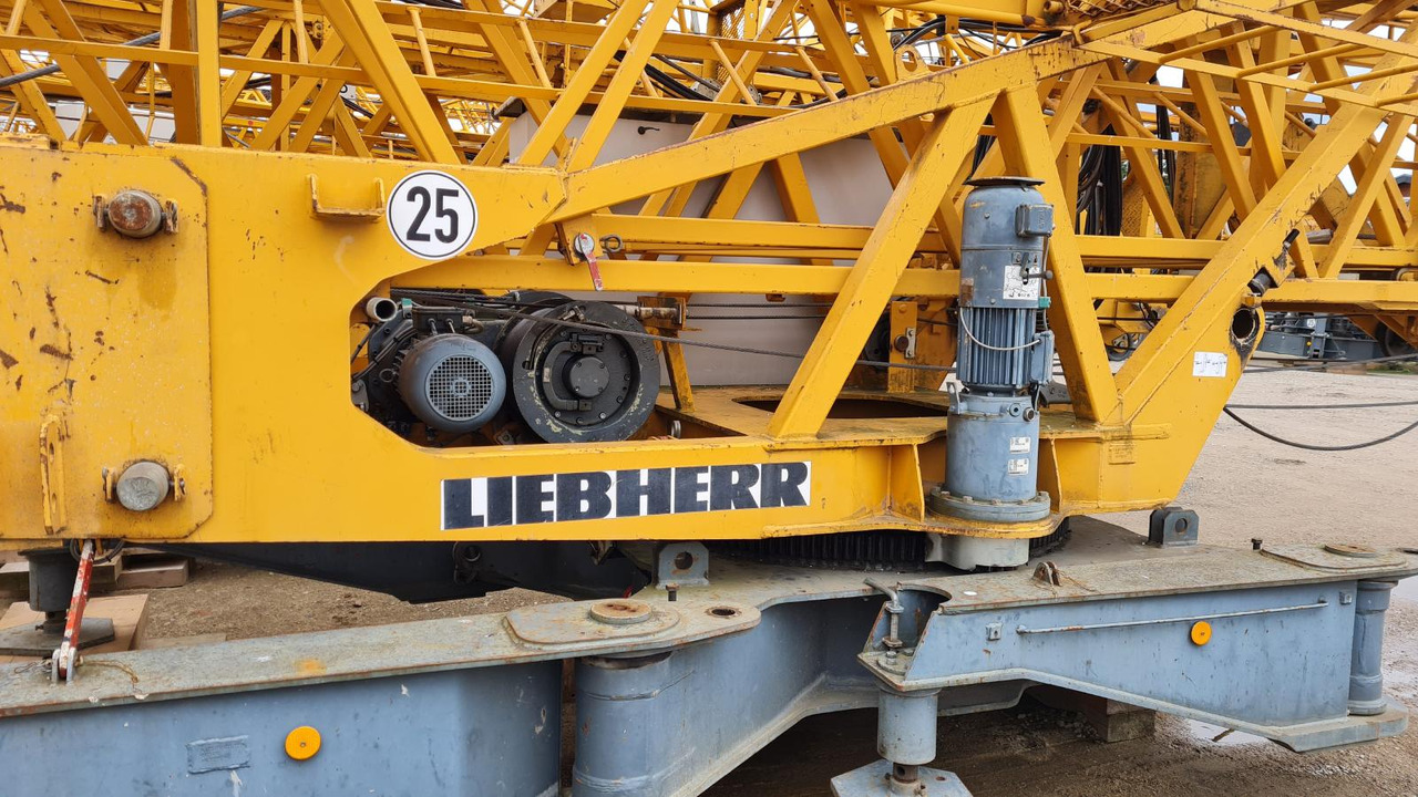 Liebherr Baukran Turmdrehkran 56K / Baujahr 2006 - Toronydaru: 2 kép. Liebherr Baukran Turmdrehkran 56K / Baujahr 2006 - Toronydaru: 2 kép.