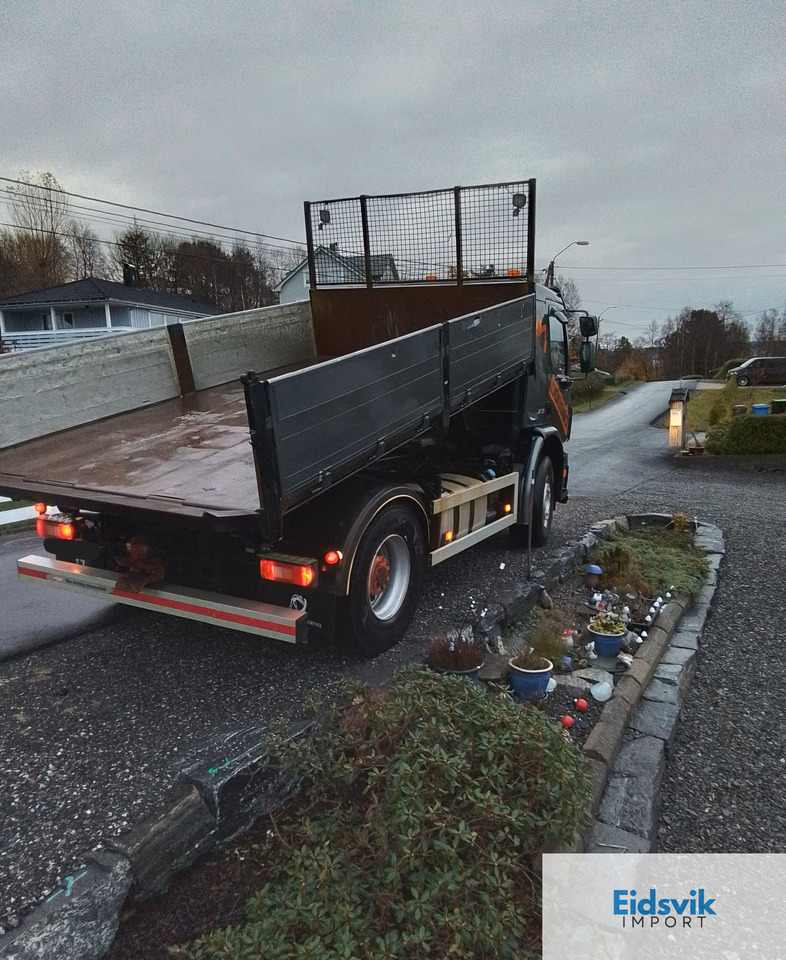 VOLVO EF 340 - Billenőplatós teherautó: 3 kép. VOLVO EF 340 - Billenőplatós teherautó: 3 kép.