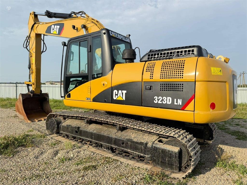 CAT 323 D - Lánctalpas kotró: 3 kép. CAT 323 D - Lánctalpas kotró: 3 kép.