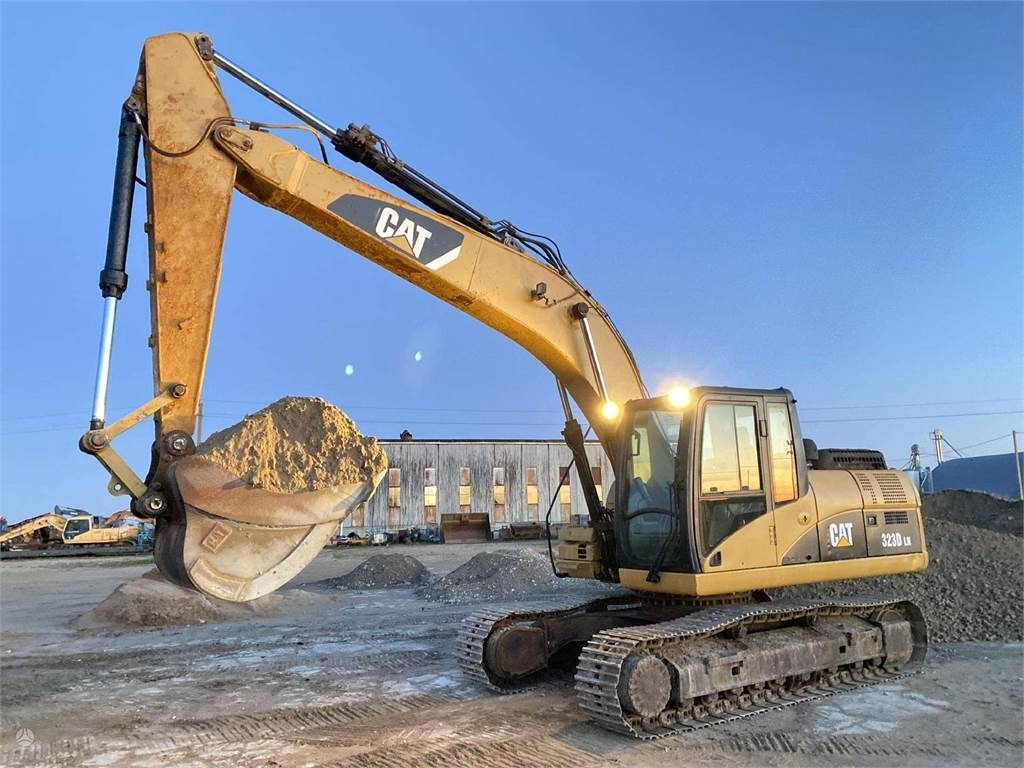 CAT 323 DLN - Lánctalpas kotró: 1 kép. CAT 323 DLN - Lánctalpas kotró: 1 kép.