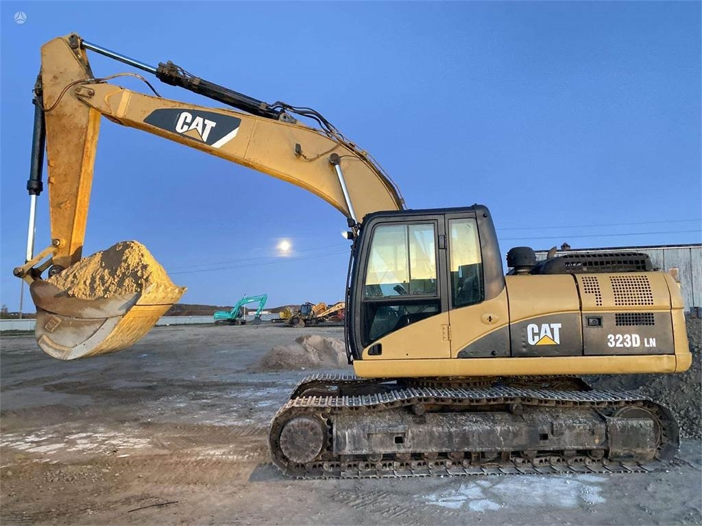CAT 323 DLN - Lánctalpas kotró: 2 kép. CAT 323 DLN - Lánctalpas kotró: 2 kép.