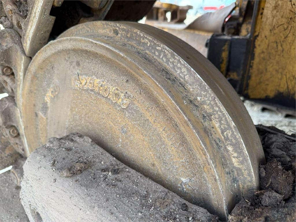 Buldózer CAT D5N LGP: 24 kép.