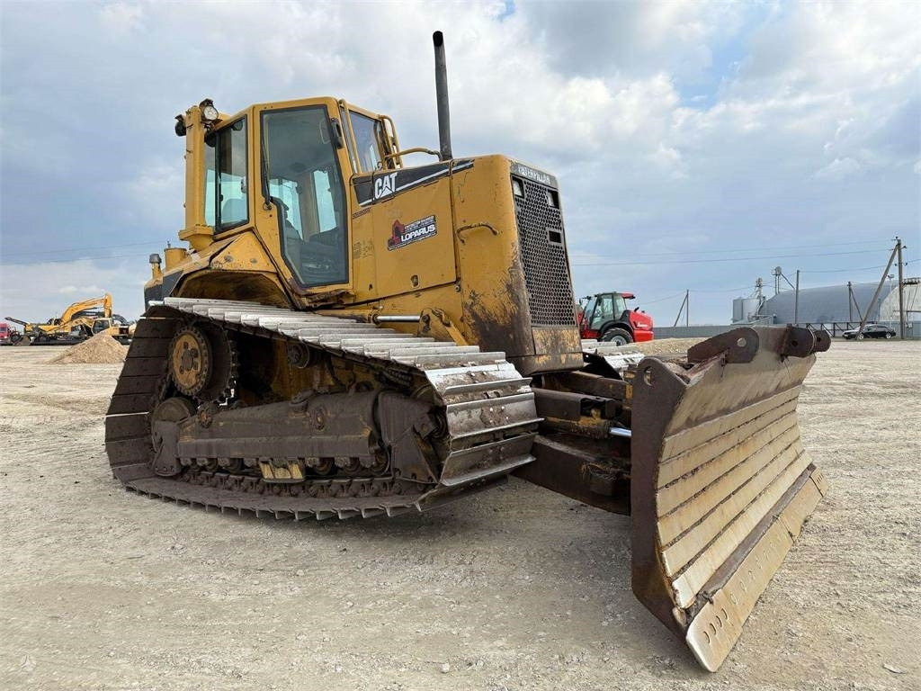 Buldózer CAT D5N LGP: 11 kép.