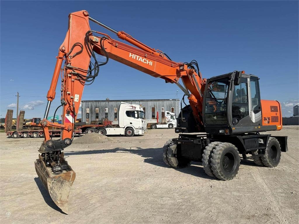 Hitachi ZX 140 W - Gumikerekes kotró: 2 kép. Hitachi ZX 140 W - Gumikerekes kotró: 2 kép.