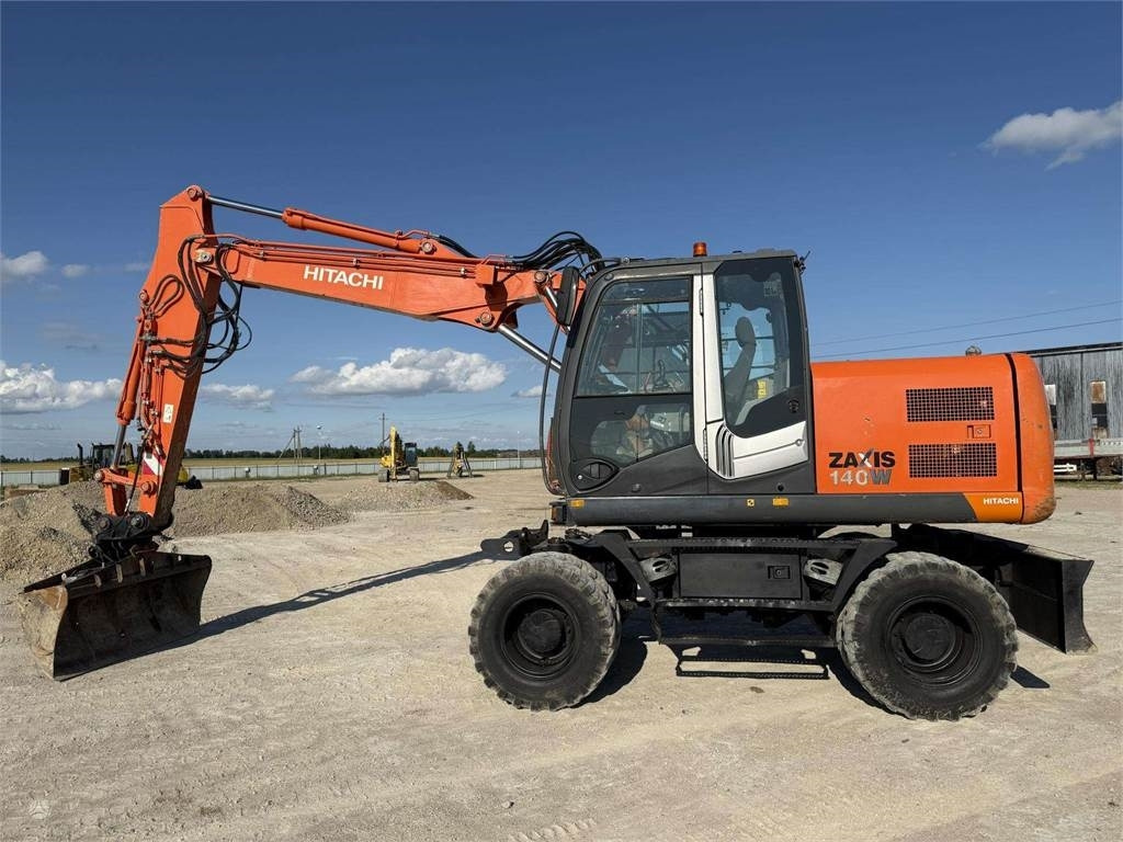 Hitachi ZX 140 W - Gumikerekes kotró: 3 kép. Hitachi ZX 140 W - Gumikerekes kotró: 3 kép.