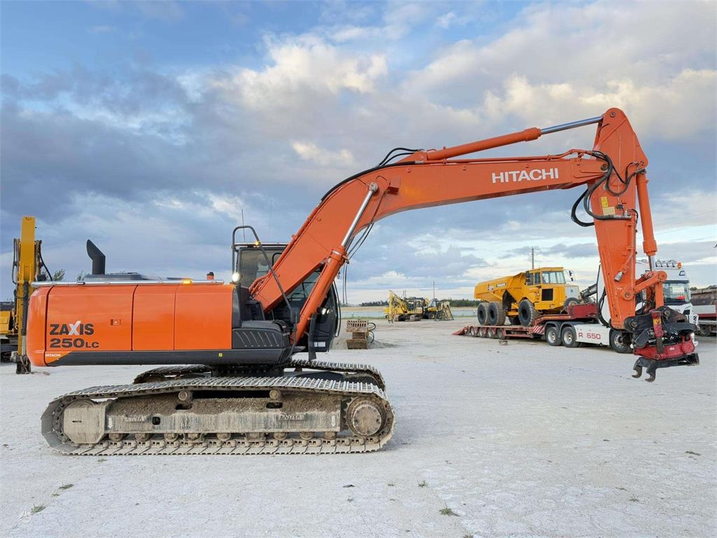 Hitachi ZX 250 LC-5B ROTOTILT TOP COND - Lánctalpas kotró: 5 kép. Hitachi ZX 250 LC-5B ROTOTILT TOP COND - Lánctalpas kotró: 5 kép.
