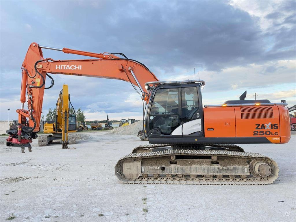 Hitachi ZX 250 LC-5B ROTOTILT TOP COND - Lánctalpas kotró: 2 kép. Hitachi ZX 250 LC-5B ROTOTILT TOP COND - Lánctalpas kotró: 2 kép.