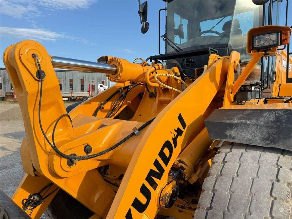 Gumikerekes homlokrakodó Hyundai HL 955: 9 kép.