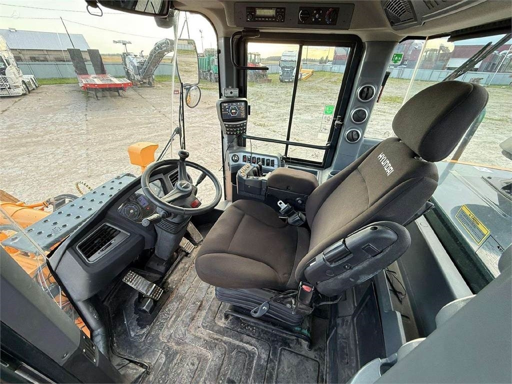 Gumikerekes homlokrakodó Hyundai HL 955: 12 kép.