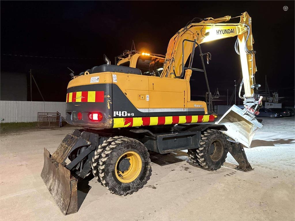 Hyundai Robex 140 W-9 ROTOTILT - Gumikerekes kotró: 4 kép. Hyundai Robex 140 W-9 ROTOTILT - Gumikerekes kotró: 4 kép.