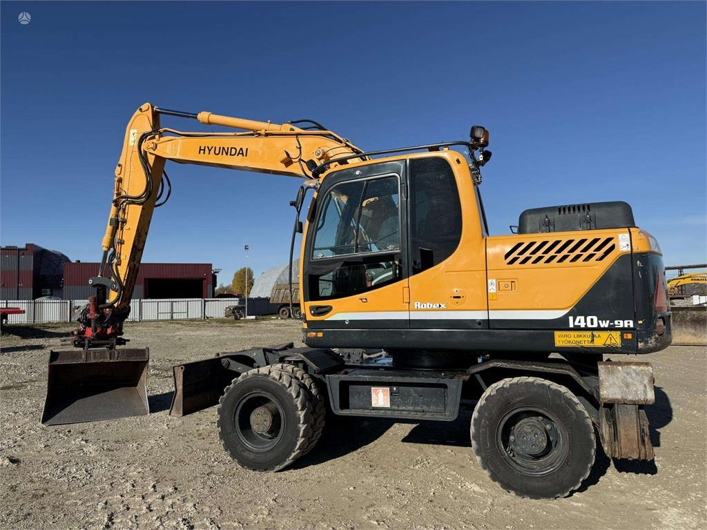 Hyundai Robex 140 W-9A Rototilt + grap - Gumikerekes kotró: 2 kép. Hyundai Robex 140 W-9A Rototilt + grap - Gumikerekes kotró: 2 kép.