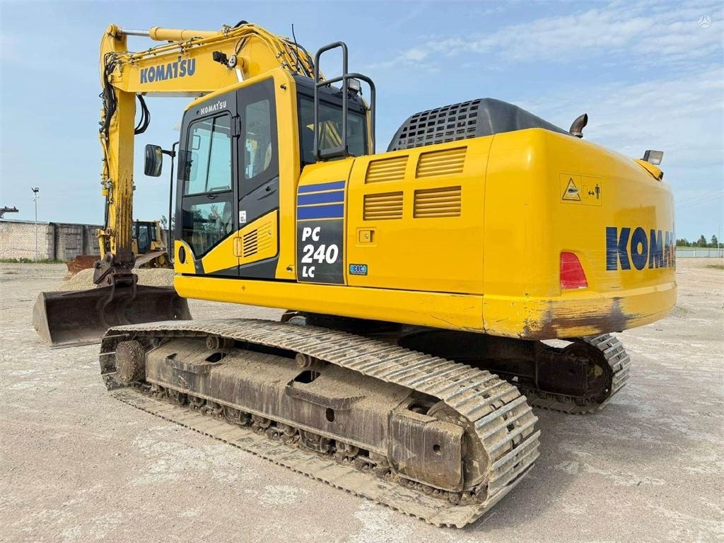 Komatsu PC 240 LC-10 - Lánctalpas kotró: 2 kép. Komatsu PC 240 LC-10 - Lánctalpas kotró: 2 kép.