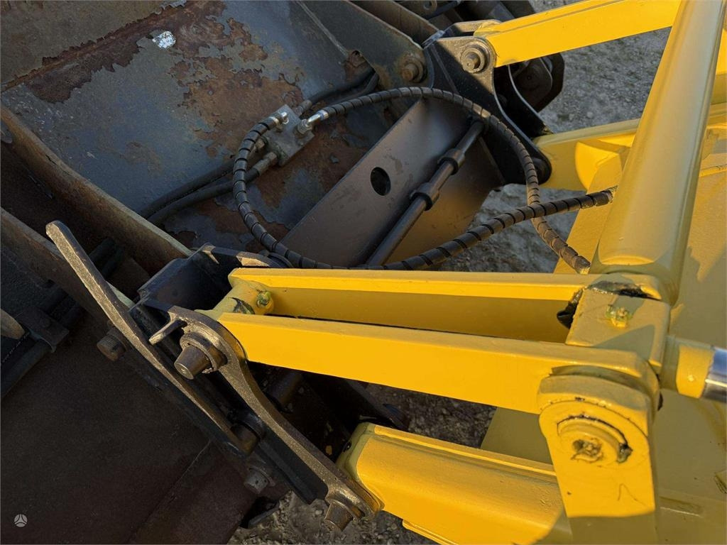 Kotrórakodó New Holland B 110-4PT , 2 quick couplers: 14 kép.