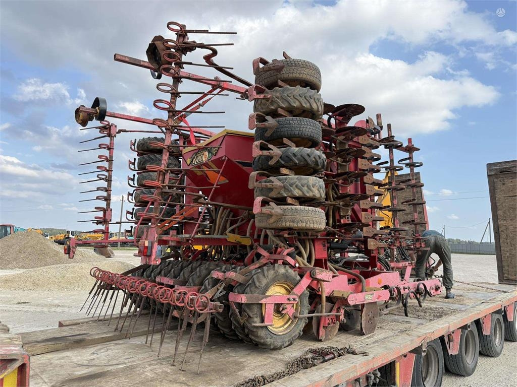 Vaderstad Rapid 600 F - Szemenkénti vetőgép: 4 kép. Vaderstad Rapid 600 F - Szemenkénti vetőgép: 4 kép.