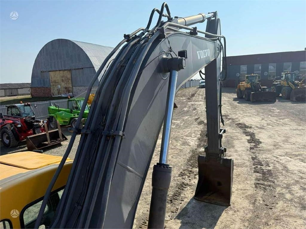 Lánctalpas kotró Volvo EC 240 LC: 18 kép.
