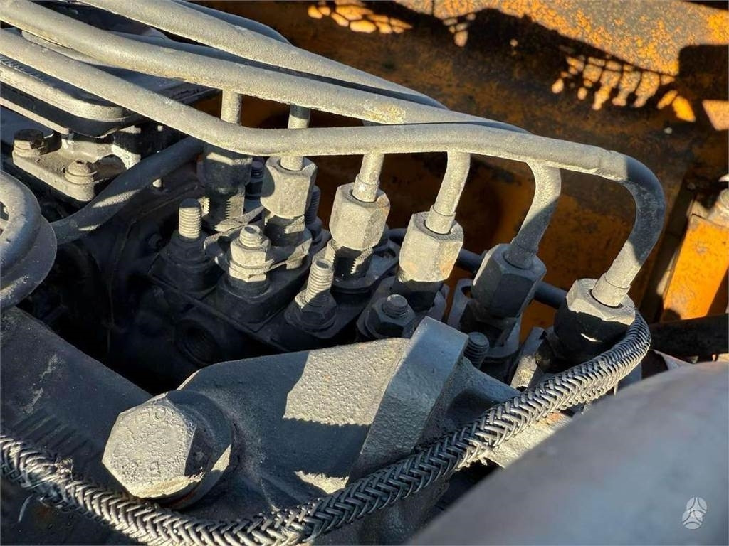 Lánctalpas kotró Volvo EC 240 LC: 17 kép.