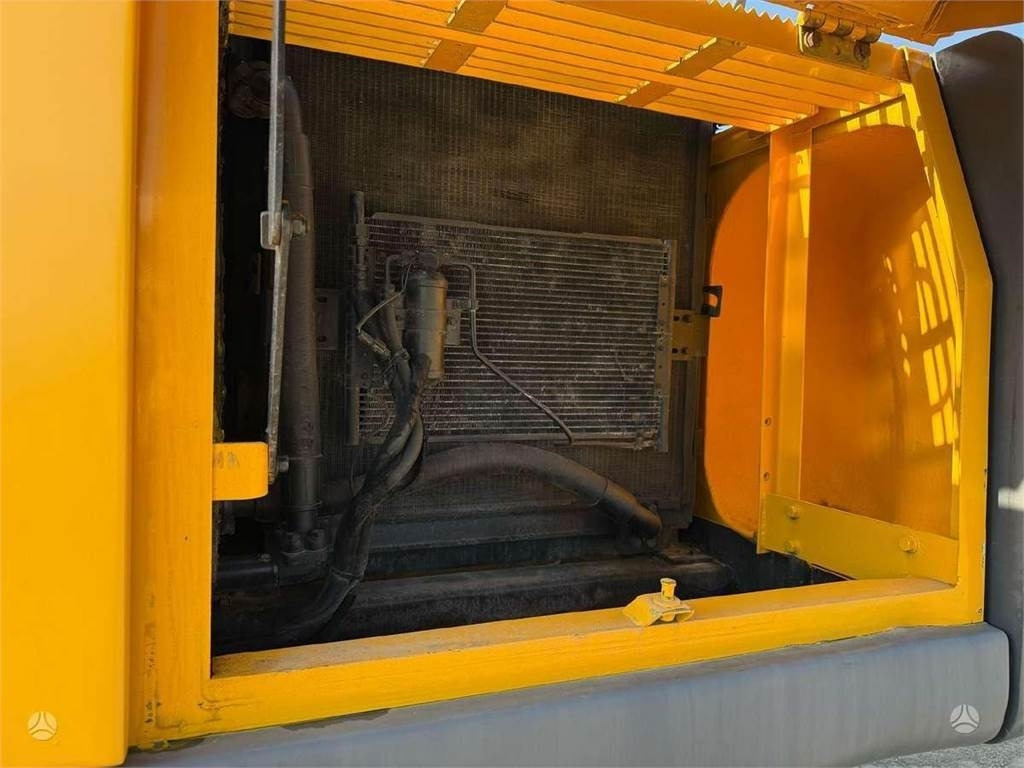Lánctalpas kotró Volvo EC 240 LC: 11 kép.
