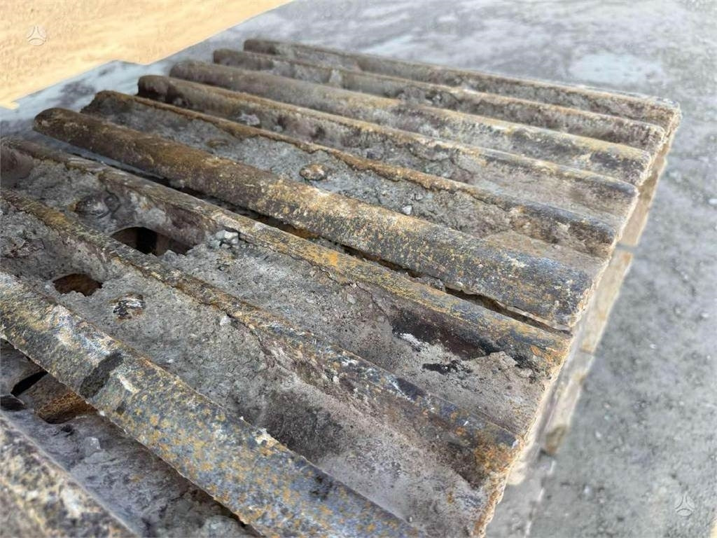 Lánctalpas kotró Volvo EC 240 LC: 19 kép.