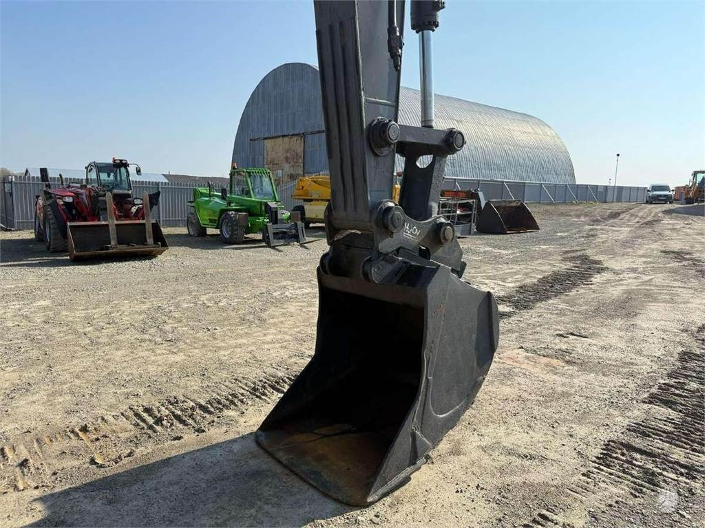 Lánctalpas kotró Volvo EC 240 LC: 8 kép.