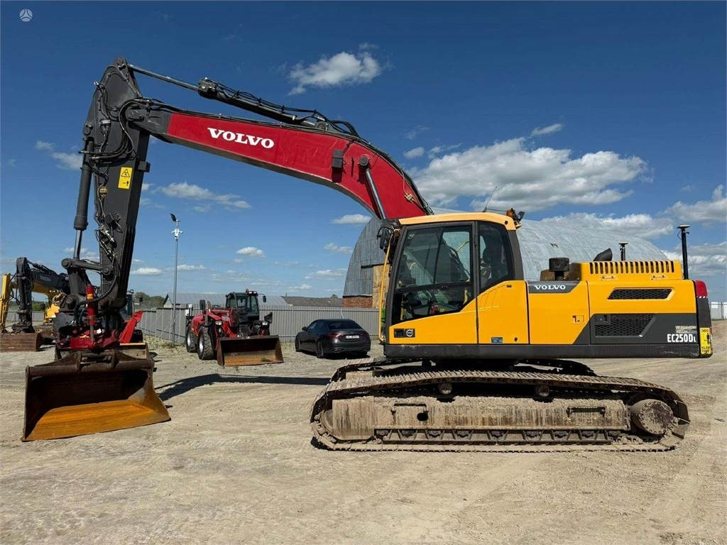 Volvo EC 250 DL 3D GPS + ROTOTILT - Lánctalpas kotró: 2 kép. Volvo EC 250 DL 3D GPS + ROTOTILT - Lánctalpas kotró: 2 kép.