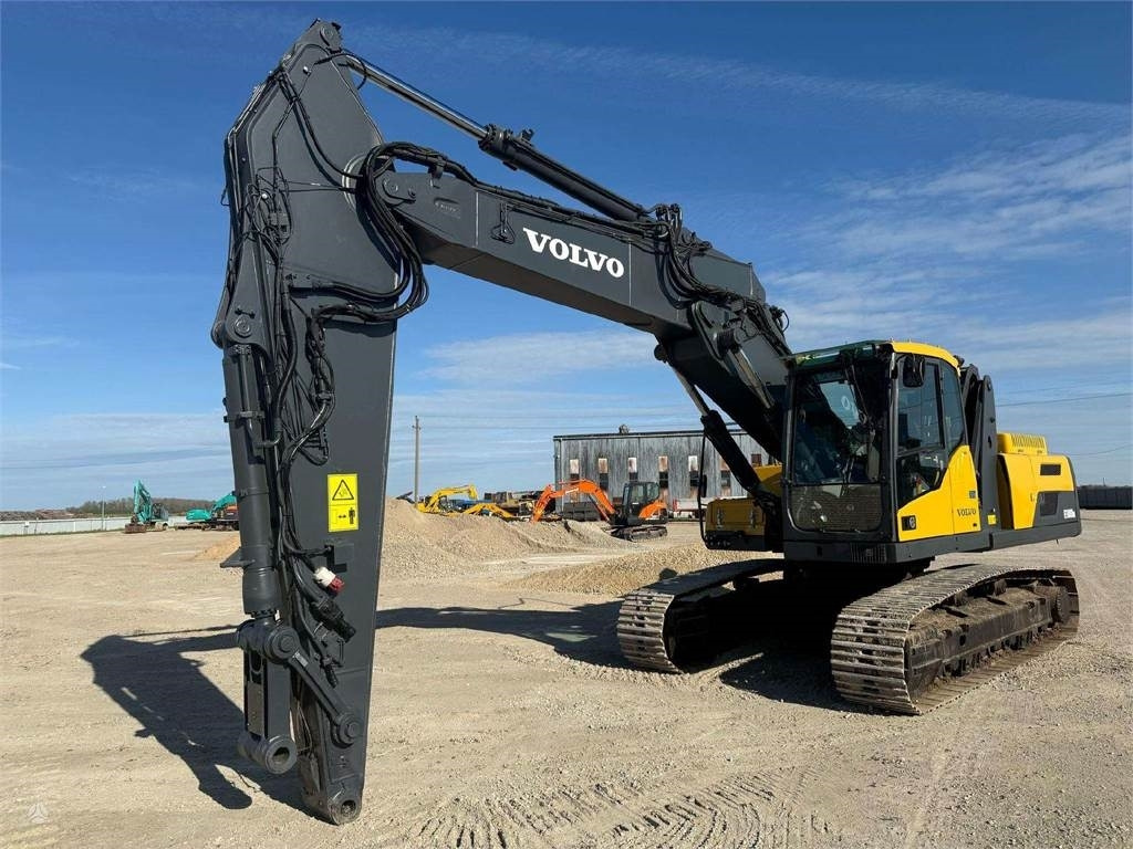 Volvo EC 300 DNL Cabin Lift - Lánctalpas kotró: 4 kép. Volvo EC 300 DNL Cabin Lift - Lánctalpas kotró: 4 kép.