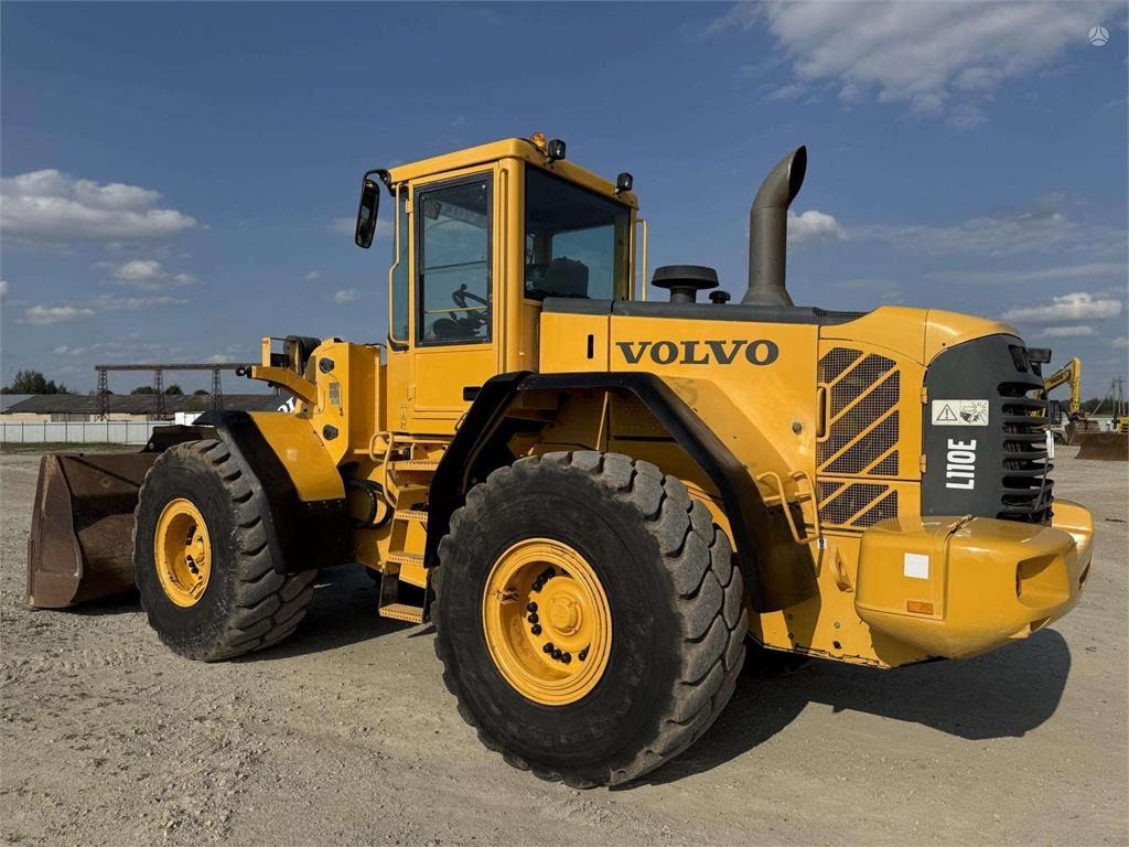 Volvo L 110 E - Gumikerekes homlokrakodó: 3 kép. Volvo L 110 E - Gumikerekes homlokrakodó: 3 kép.