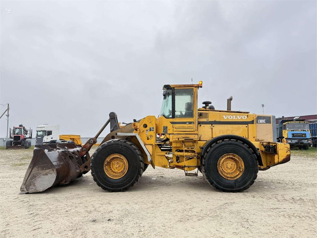 Volvo L180C quick coupler - Gumikerekes homlokrakodó: 2 kép. Volvo L180C quick coupler - Gumikerekes homlokrakodó: 2 kép.