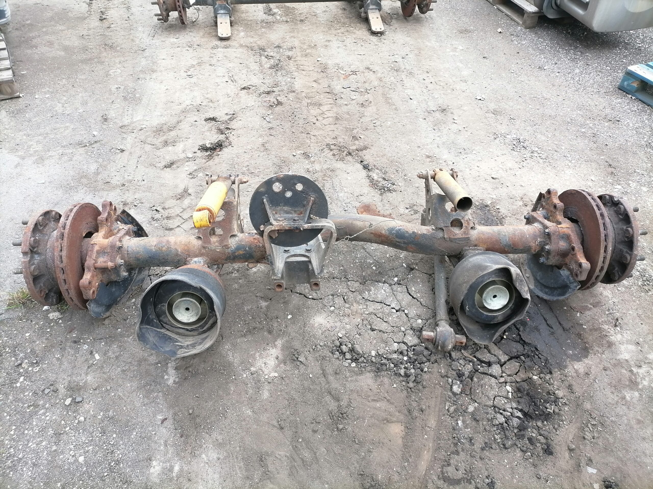 MAN Axel housing 12345 - Tengely és alkatrészek - Teherautó: 2 kép. MAN Axel housing 12345 - Tengely és alkatrészek - Teherautó: 2 kép.