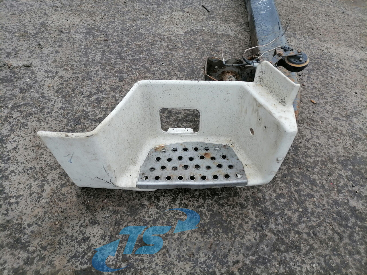 MAN Bumper 81416505013 - Lökhárító - Teherautó: 4 kép. MAN Bumper 81416505013 - Lökhárító - Teherautó: 4 kép.