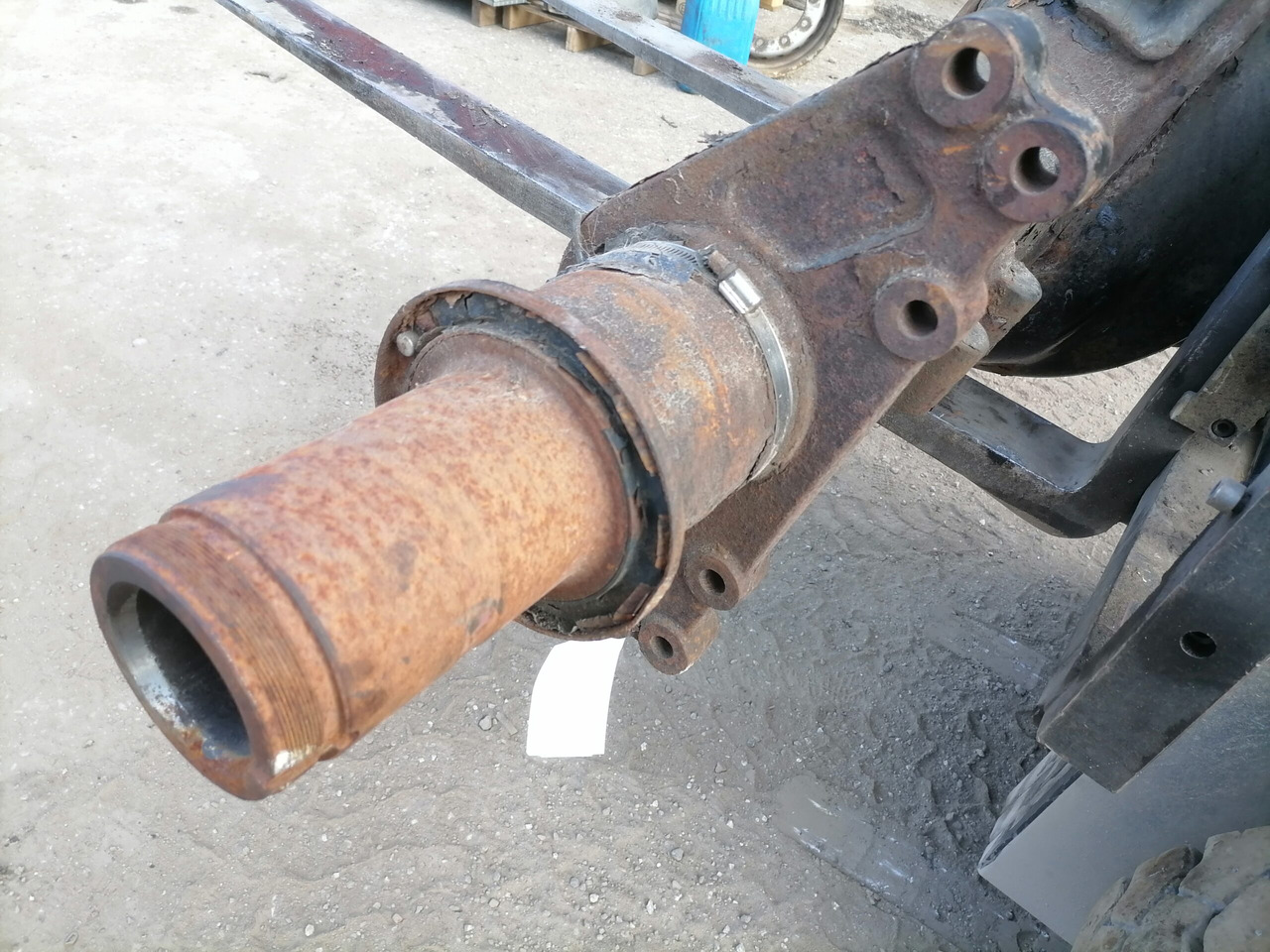 MAN Rear axel housing 81354015434 - Tengely és alkatrészek - Teherautó: 3 kép. MAN Rear axel housing 81354015434 - Tengely és alkatrészek - Teherautó: 3 kép.