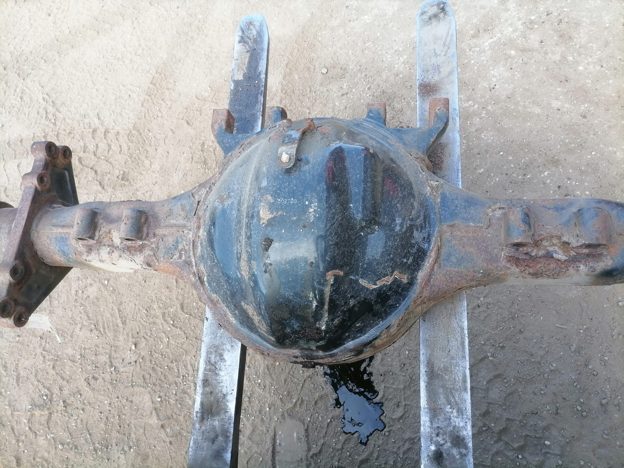 MAN Rear axel housing 81354015434 - Tengely és alkatrészek - Teherautó: 5 kép. MAN Rear axel housing 81354015434 - Tengely és alkatrészek - Teherautó: 5 kép.