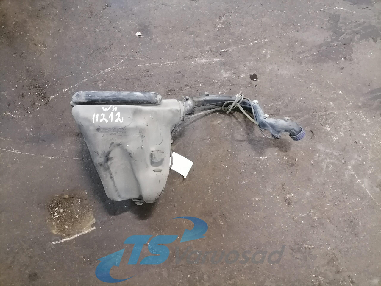 MAN Windscreen washer fluid tank 81264810079 - Ablaktörlő - Teherautó: 1 kép. MAN Windscreen washer fluid tank 81264810079 - Ablaktörlő - Teherautó: 1 kép.
