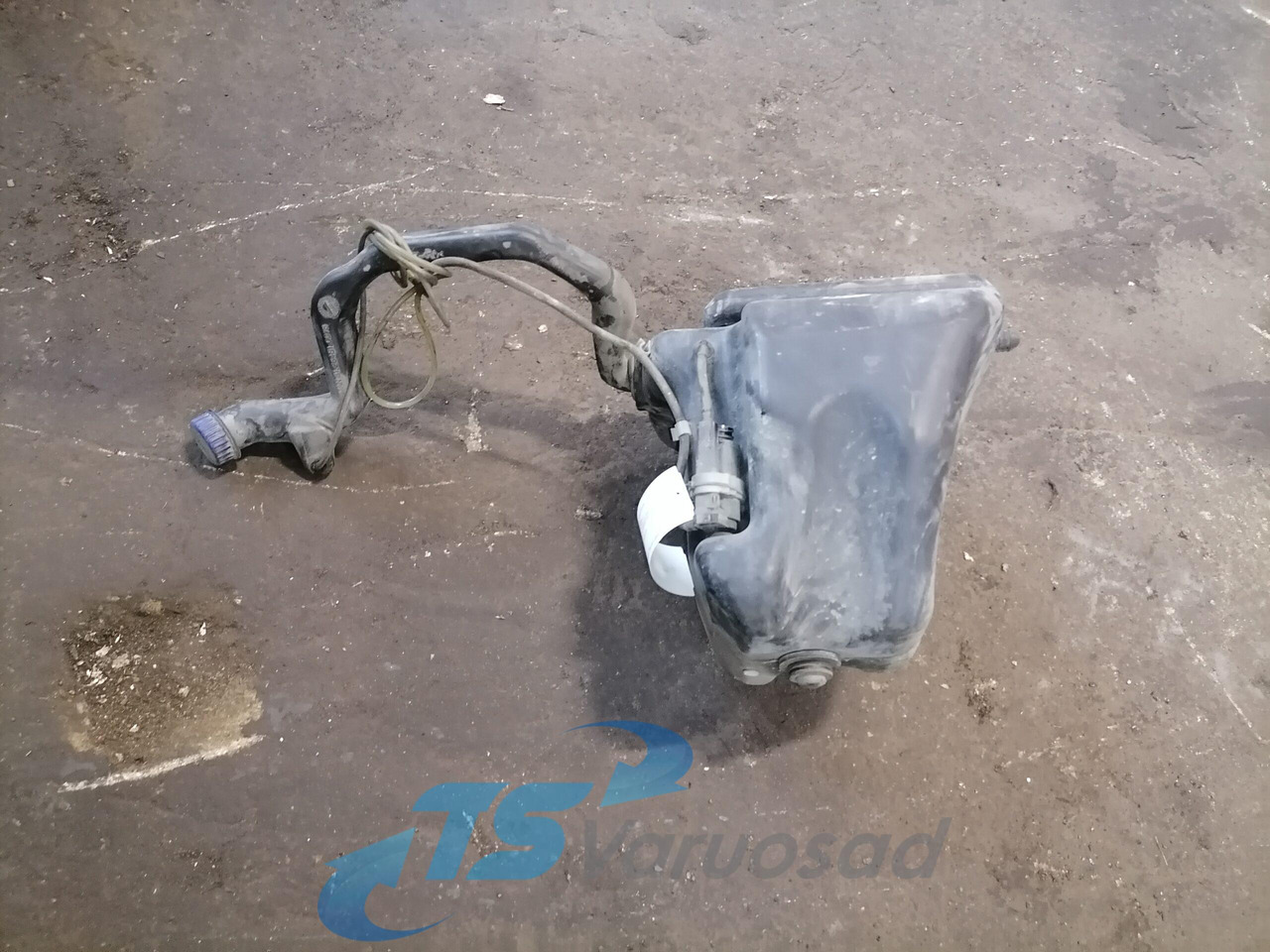 MAN Windscreen washer fluid tank 81264810079 - Ablaktörlő - Teherautó: 3 kép. MAN Windscreen washer fluid tank 81264810079 - Ablaktörlő - Teherautó: 3 kép.