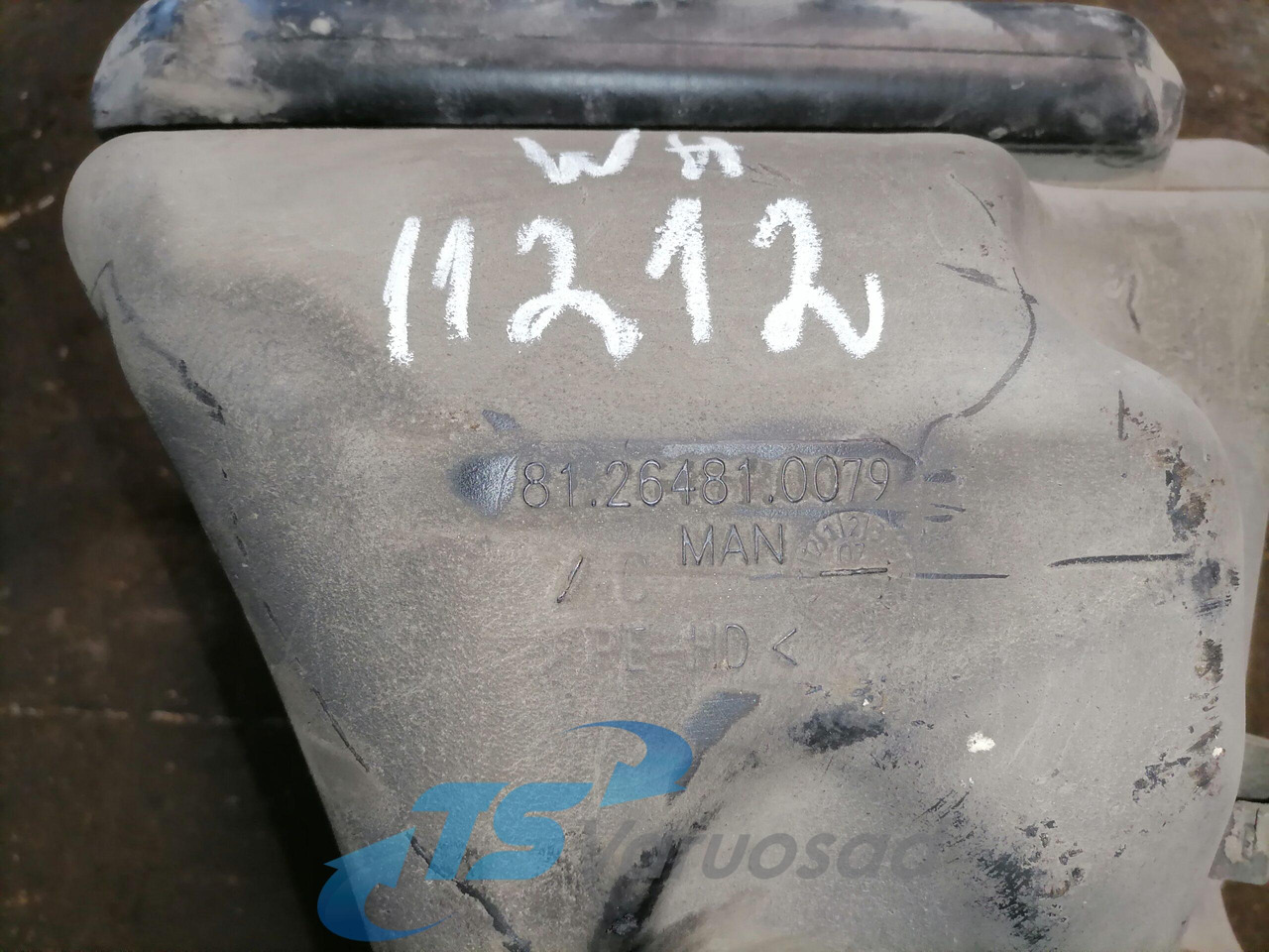 MAN Windscreen washer fluid tank 81264810079 - Ablaktörlő - Teherautó: 2 kép. MAN Windscreen washer fluid tank 81264810079 - Ablaktörlő - Teherautó: 2 kép.