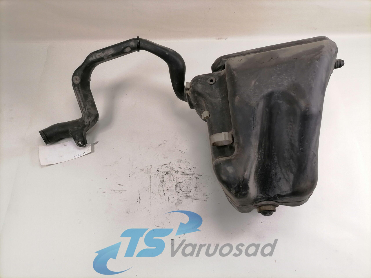 MAN Windscreen washer fluid tank 81264810079 - Ablaktörlő - Teherautó: 2 kép. MAN Windscreen washer fluid tank 81264810079 - Ablaktörlő - Teherautó: 2 kép.