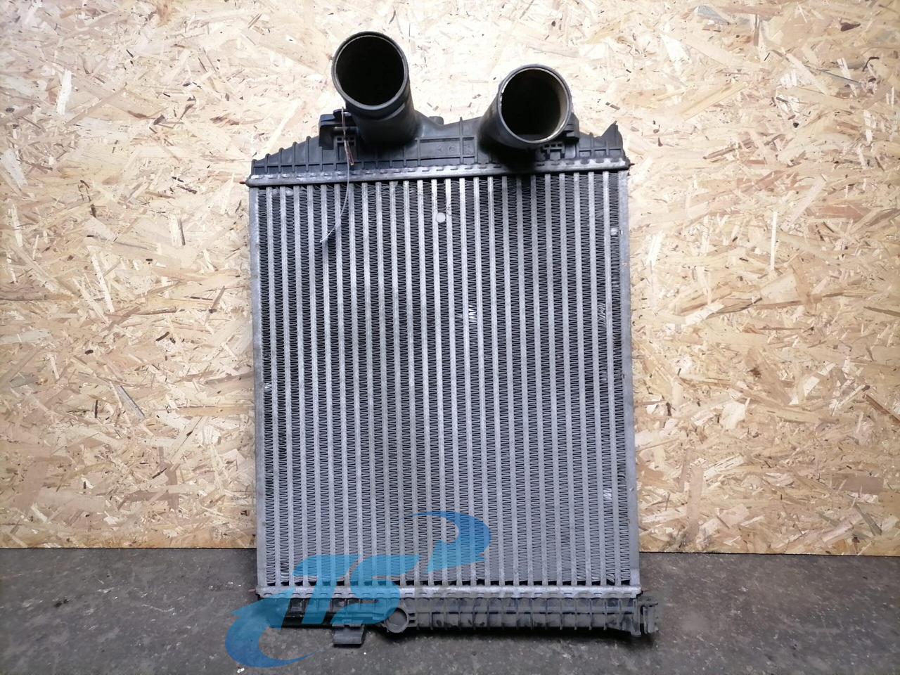 MB Intercooler radiator A9705000604 - Köztes hűtő - Teherautó: 1 kép. MB Intercooler radiator A9705000604 - Köztes hűtő - Teherautó: 1 kép.