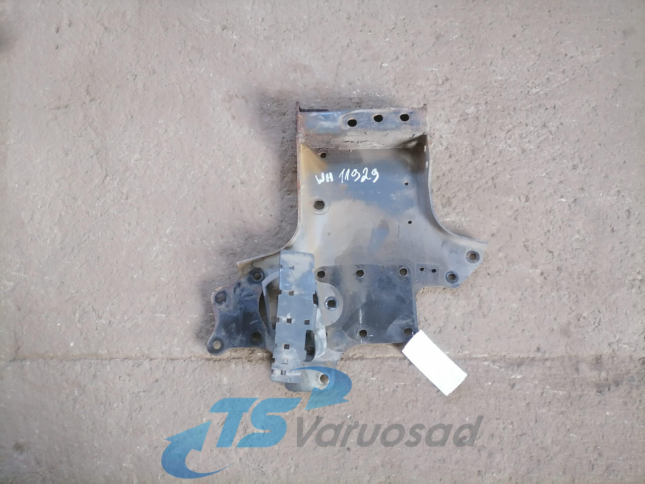 Mercedes-Benz Front bumper carrier A9303100090 - Lökhárító - Teherautó: 1 kép. Mercedes-Benz Front bumper carrier A9303100090 - Lökhárító - Teherautó: 1 kép.