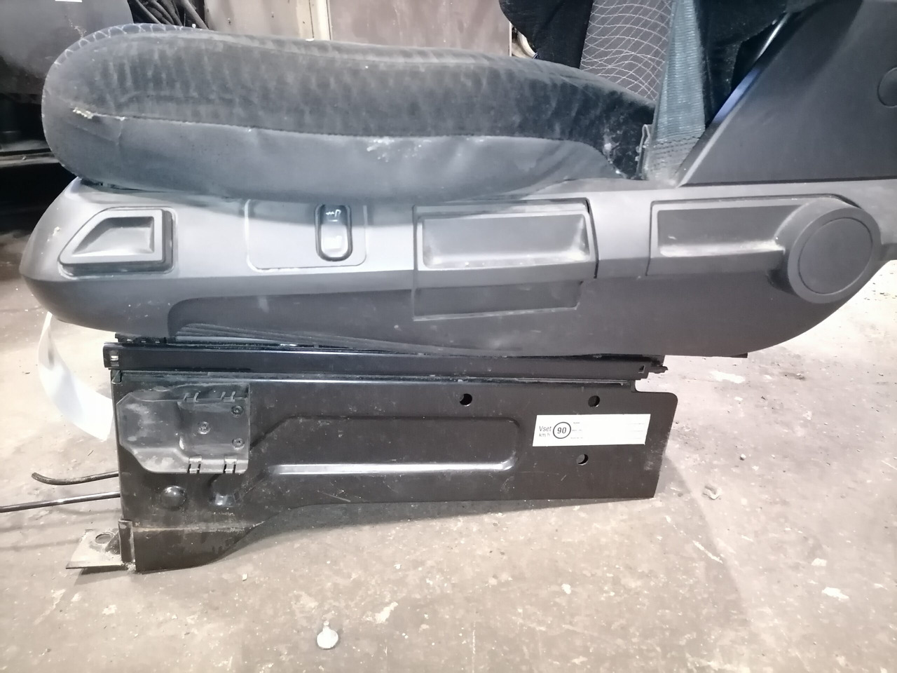 Mercedes-Benz Juhiiste A9609107501 - Ülés - Teherautó: 4 kép. Mercedes-Benz Juhiiste A9609107501 - Ülés - Teherautó: 4 kép.