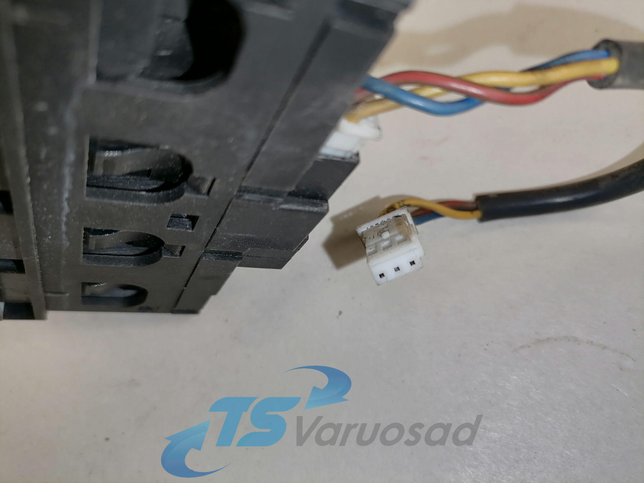 Mercedes-Benz Lülitite moodul 9435400146 - Fülke - Teherautó: 3 kép. Mercedes-Benz Lülitite moodul 9435400146 - Fülke - Teherautó: 3 kép.