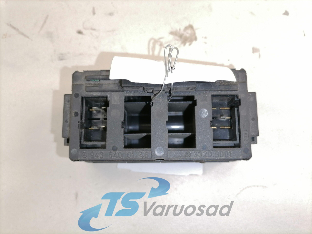 Mercedes-Benz Lülitite moodul 9435400146 - Fülke - Teherautó: 2 kép. Mercedes-Benz Lülitite moodul 9435400146 - Fülke - Teherautó: 2 kép.