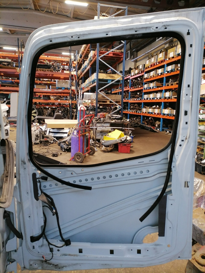 Mercedes-Benz MB uks, parem A9607202403 - Ajtó és alkatrészek - Teherautó: 2 kép. Mercedes-Benz MB uks, parem A9607202403 - Ajtó és alkatrészek - Teherautó: 2 kép.