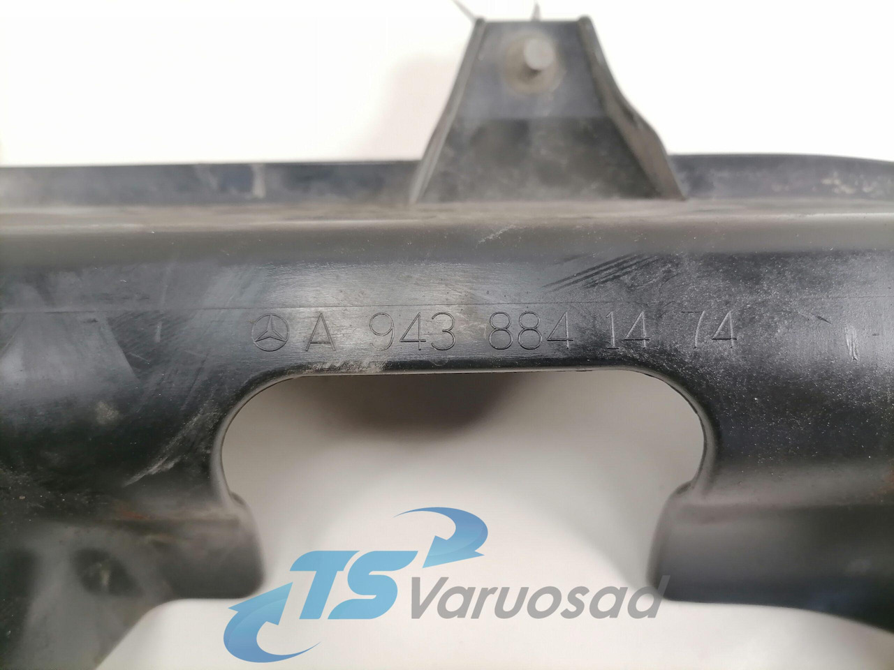 Mercedes-Benz Plastikdetail A9438841474 - Légterelő - Teherautó: 2 kép. Mercedes-Benz Plastikdetail A9438841474 - Légterelő - Teherautó: 2 kép.