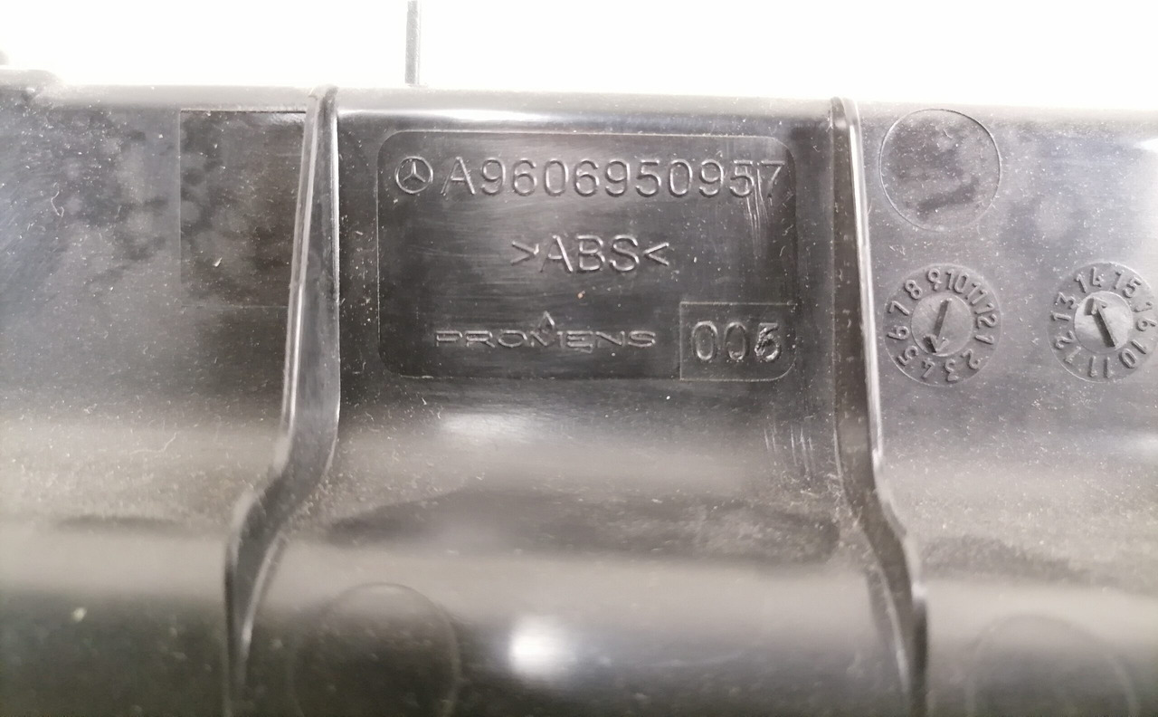 Mercedes-Benz Salongi plastik A9606950957 - Univerzális alkatrész - Teherautó: 3 kép. Mercedes-Benz Salongi plastik A9606950957 - Univerzális alkatrész - Teherautó: 3 kép.
