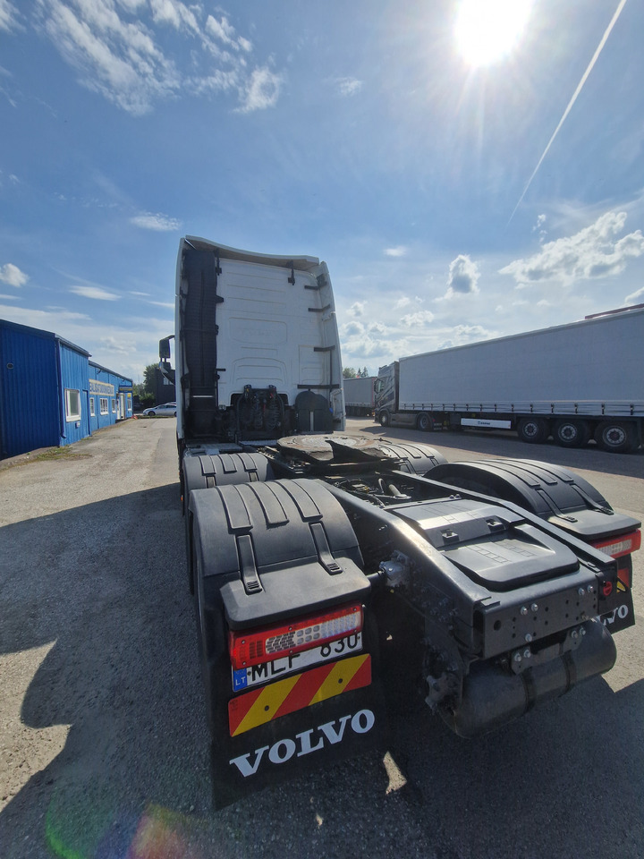 VOLVO FH full air + retarder - Nyergesvontató: 5 kép. VOLVO FH full air + retarder - Nyergesvontató: 5 kép.